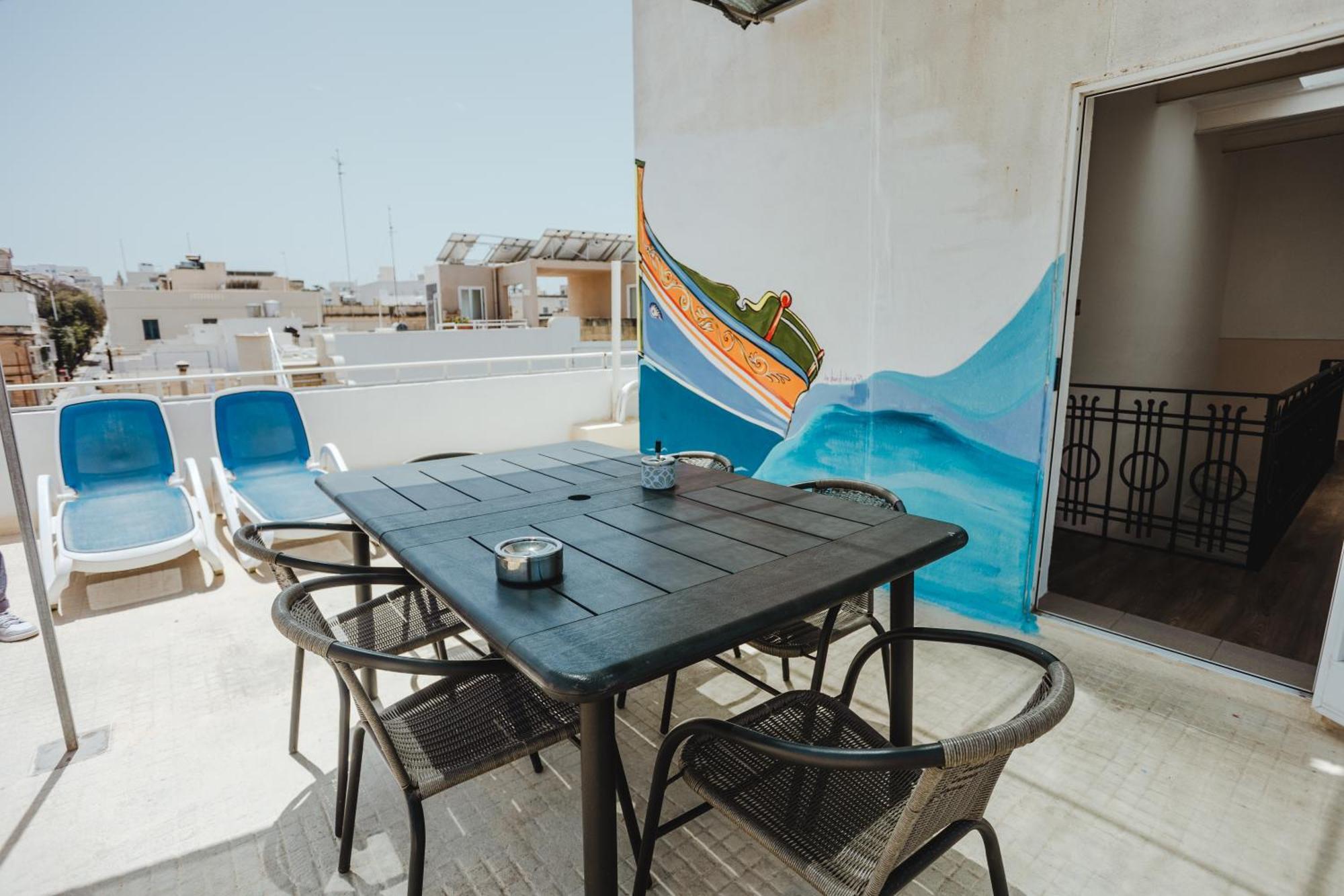 People & Places Sliema Esterno foto