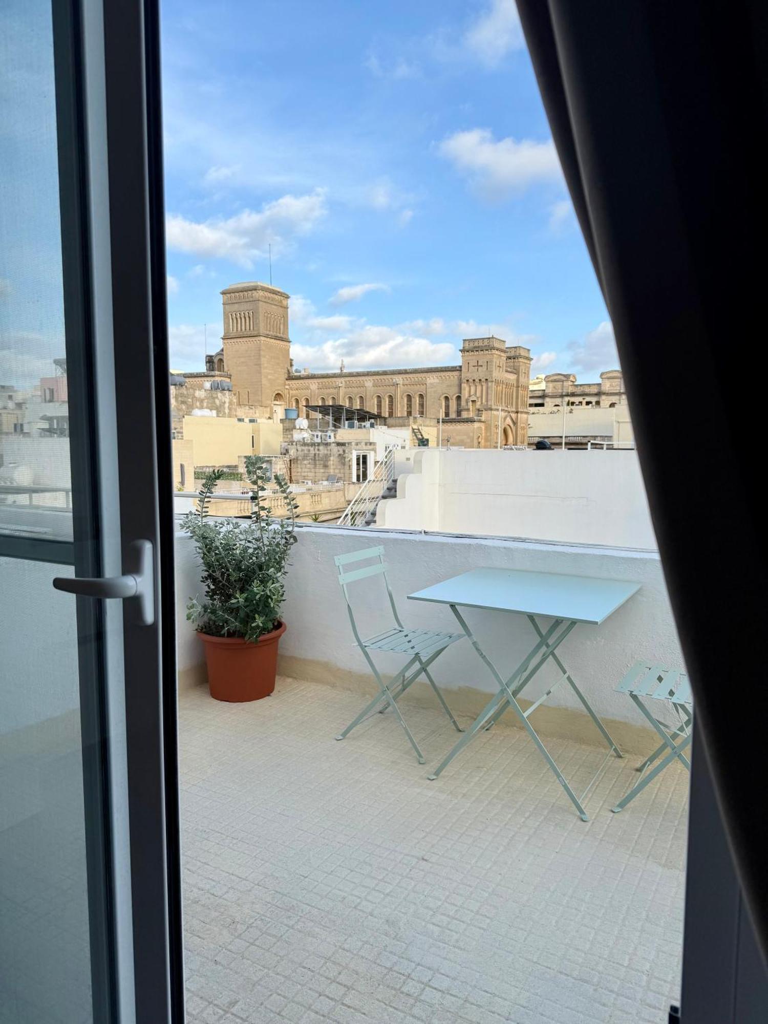 People & Places Sliema Esterno foto